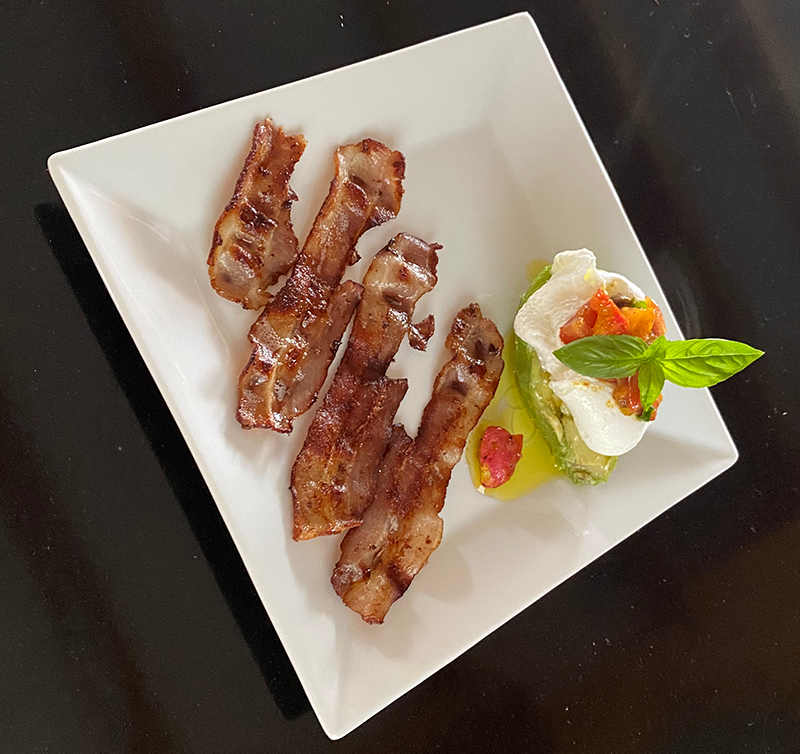 Avocado mit Ei und Speck