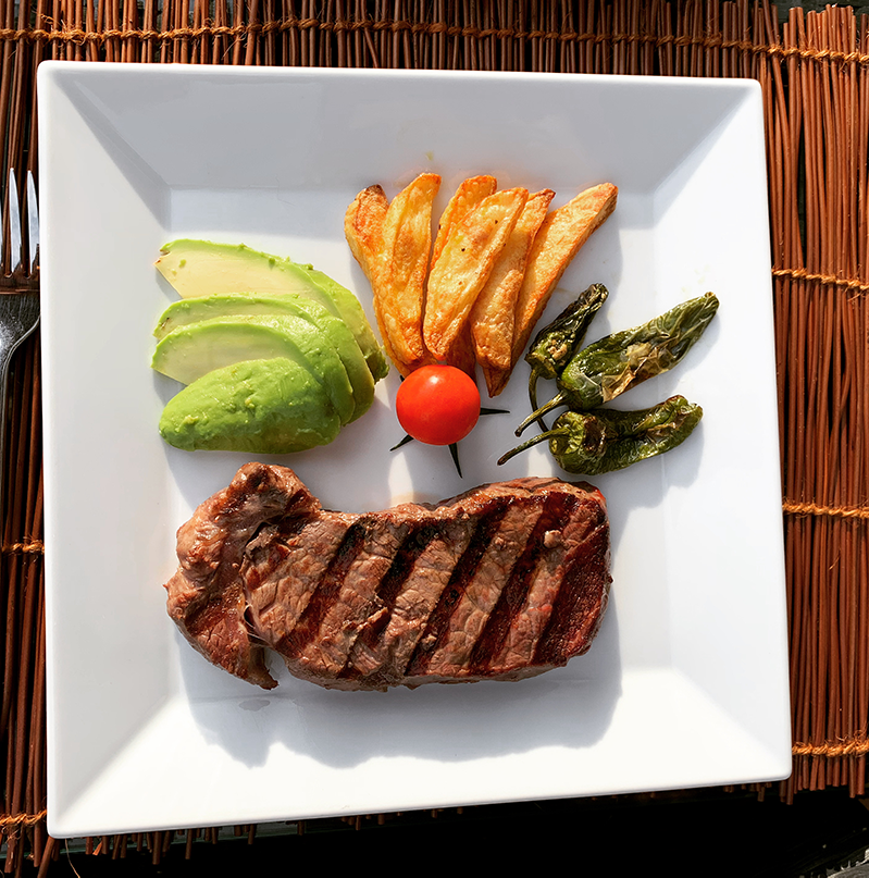 Entrecote mit Avocado und Kartoffeln